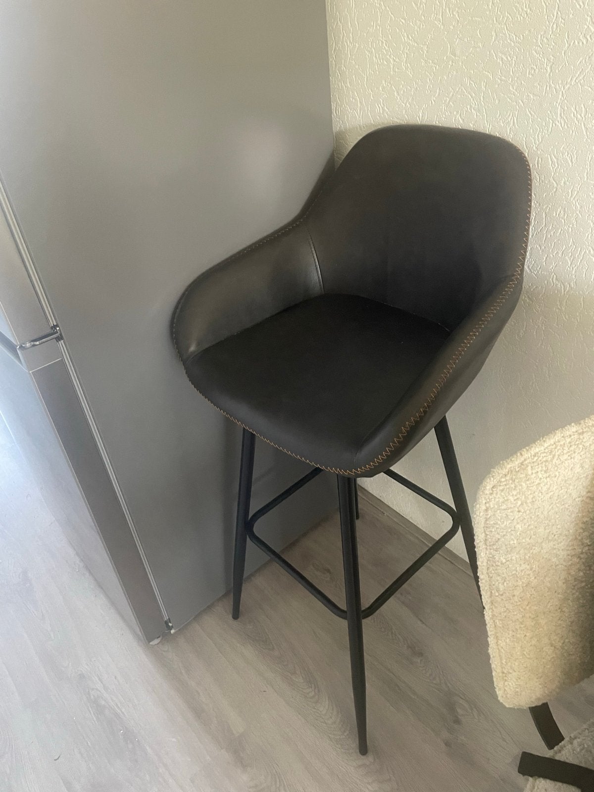 Moderne barkruk met rugleuning en voetsteun, Huis en Inrichting, Met voetsteun, Ophalen of Verzenden, Zo goed als nieuw, Metaal