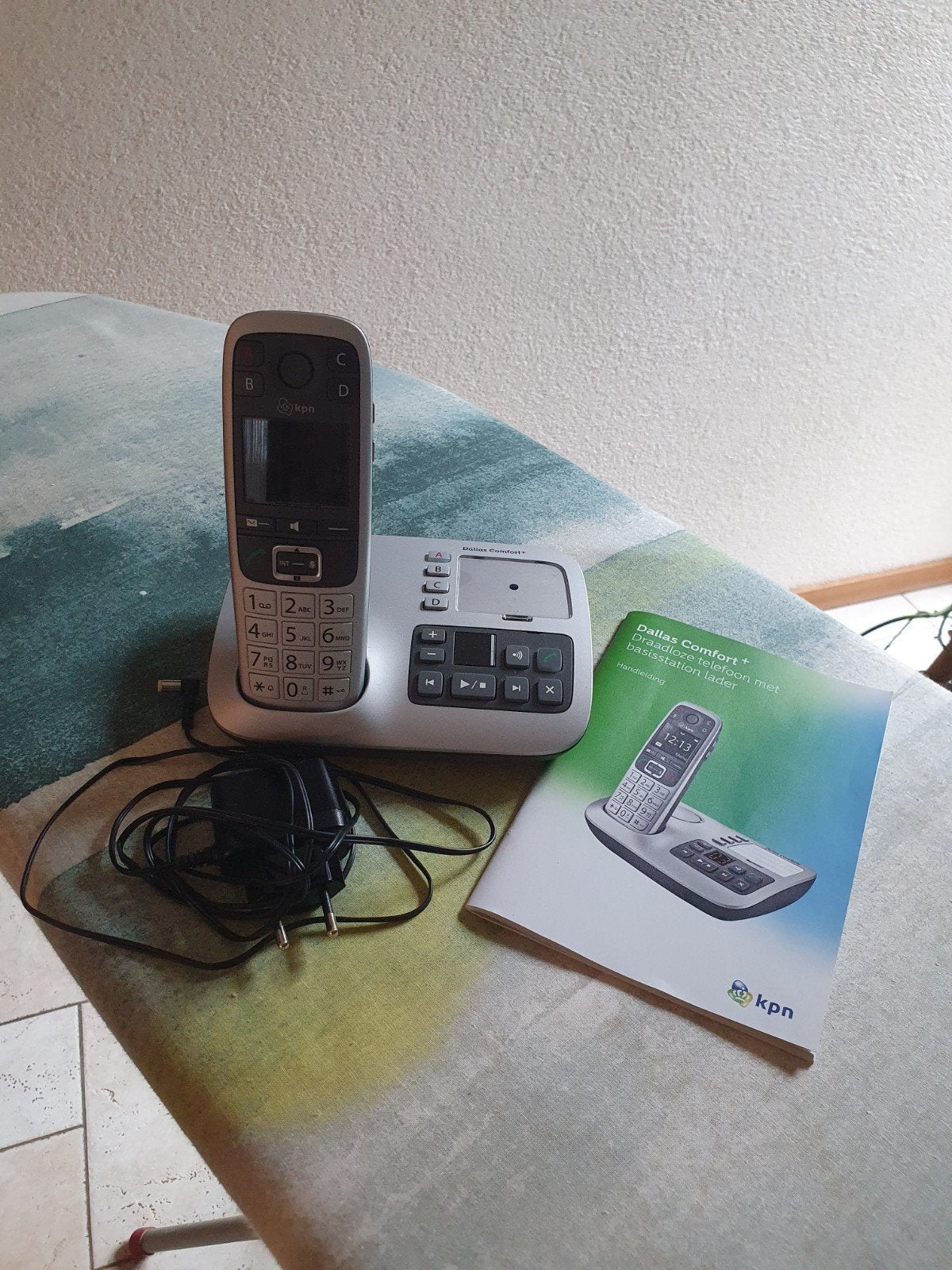 Draadloze telefoon + basis lader en gebruiksaanwijzing, Telecommunicatie, Ophalen, Gebruikt, 1 handset