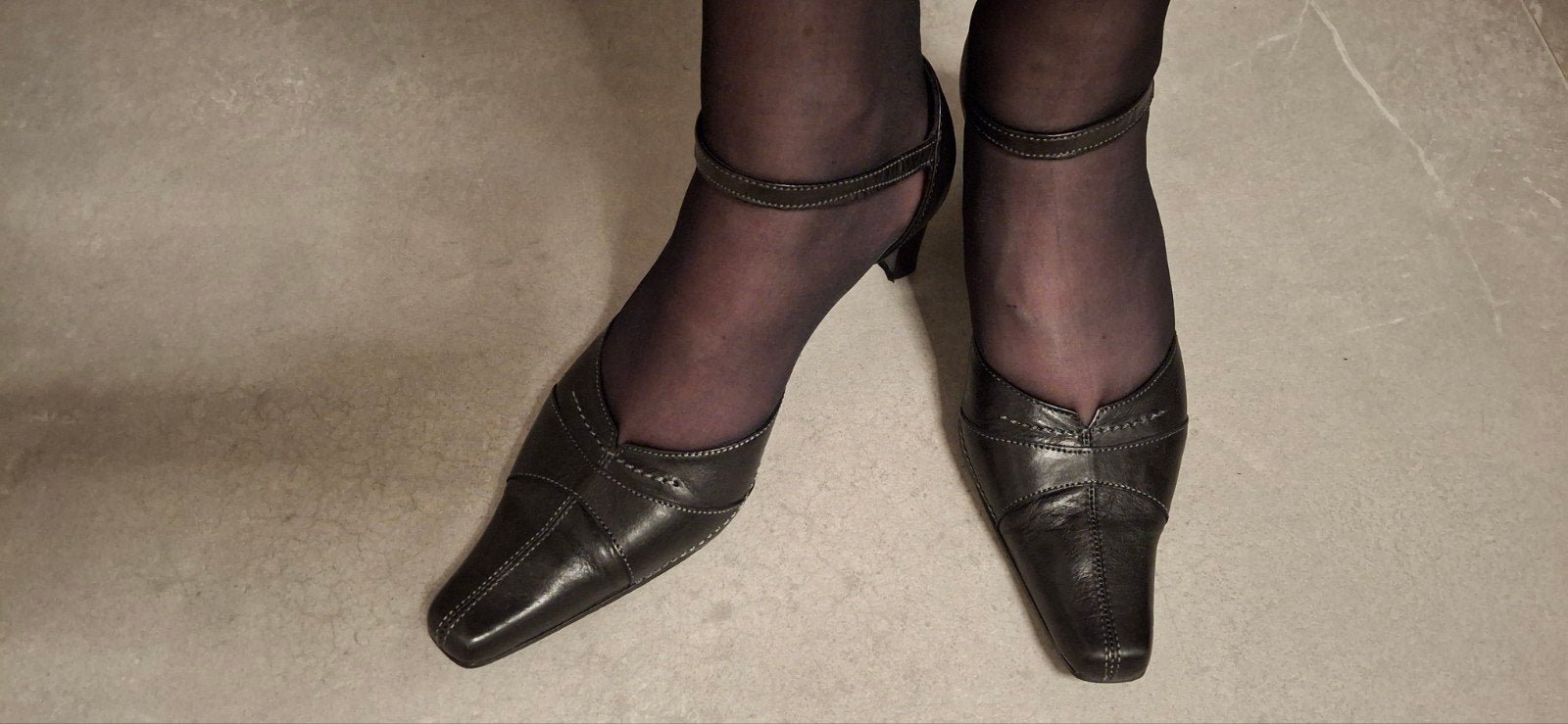 Zwarte leren pumps met enkelbandje - Maat 37, Kleding | Dames, Pumps, Zwart, Ophalen of Verzenden, Zo goed als nieuw