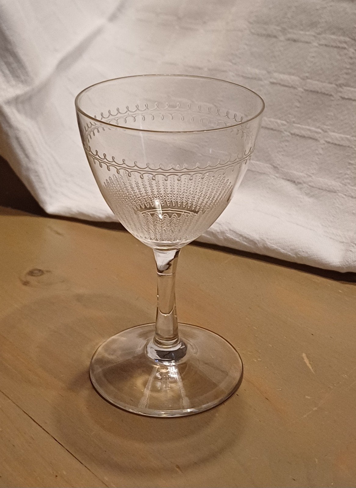Vintage Wijnglas met Gegraveerd Patroon, Antiek en Kunst, Ophalen