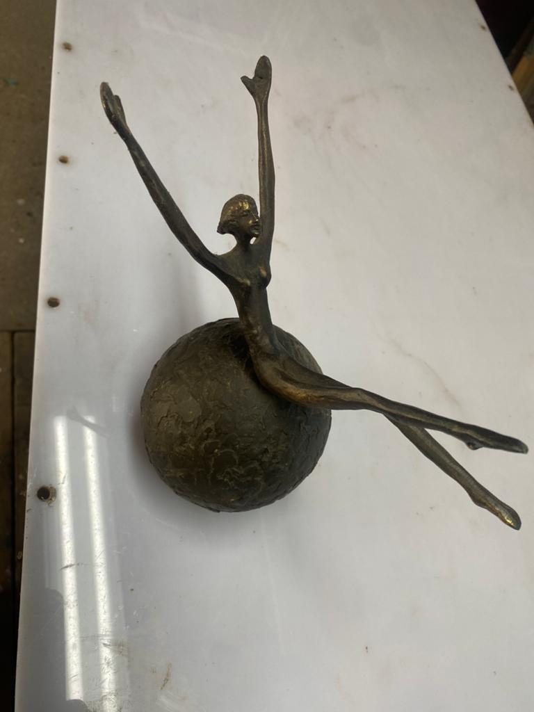 Bronzen Beeldje van Danseres op Bol, ca. 20cm, Minder dan 20 cm, Ophalen of Verzenden, Beeld, Bruin