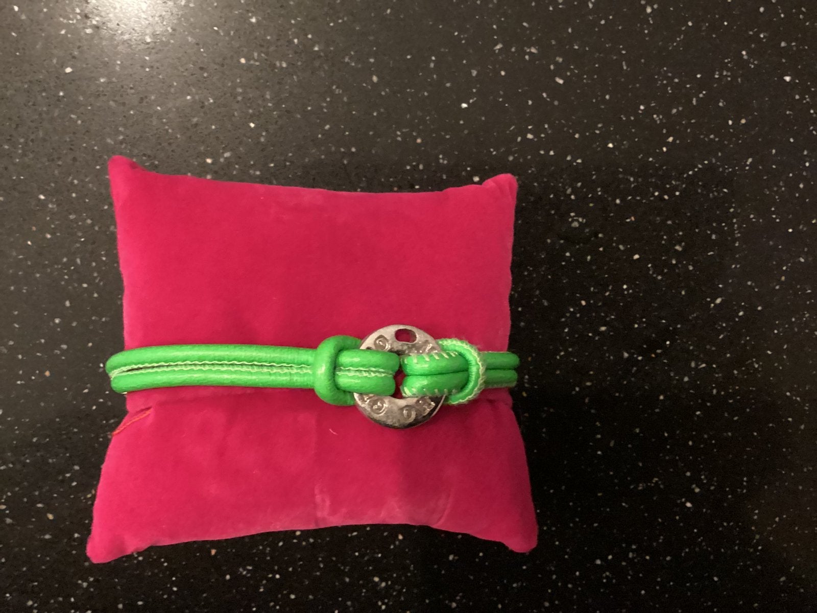 Mucho Gusto limegroene armband, Ophalen of Verzenden, Zo goed als nieuw, Groen, Leer