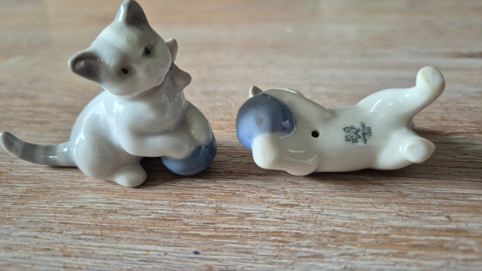 Twee porseleinen beeldjes poesjes, metzler ortloff, Ophalen of Verzenden, Zo goed als nieuw, Hond of Kat, Beeldje of Figuurtje
