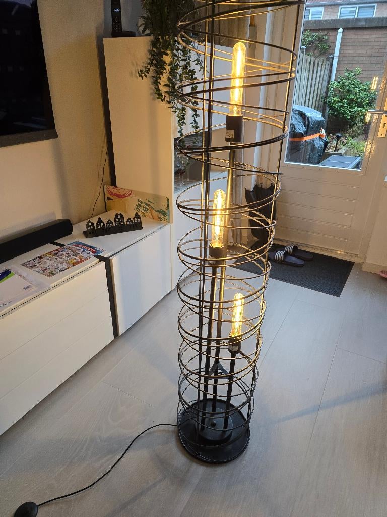 Vloerlamp met voetstekker, Ophalen, 100 tot 150 cm, Zo goed als nieuw, Metaal