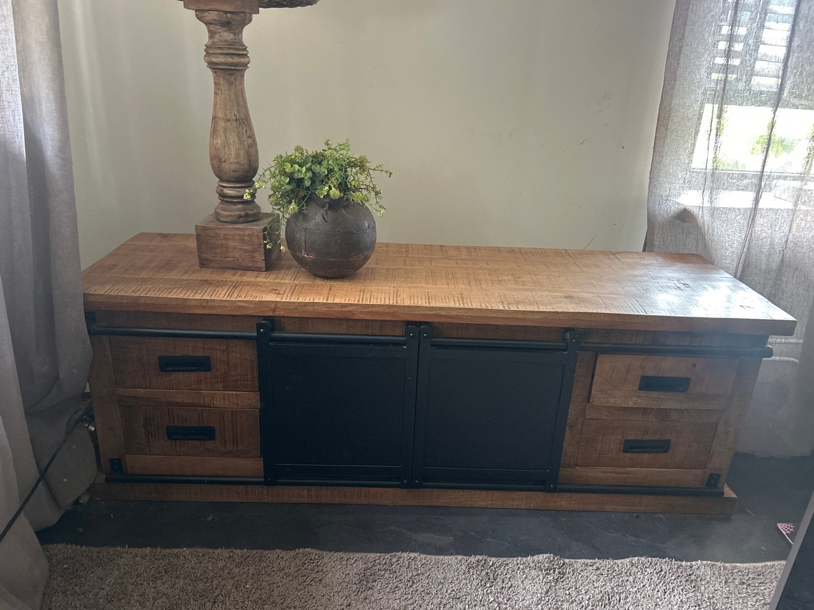 Mango Houten TV Meubel met Metalen Deurtjes en Lades, Gebruikt, 100 tot 150 cm, Ophalen of Verzenden, Minder dan 100 cm