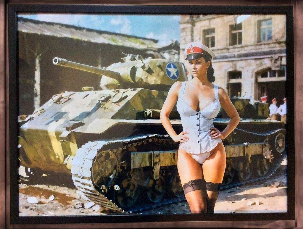 Uniek Sexy Leger WW2 Pin up met Sherman tank poster Lijst, Verzenden, Nederland, Foto of Poster