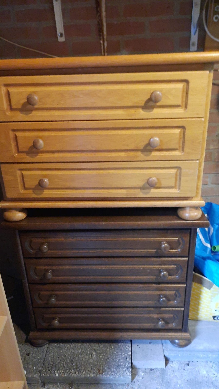 Twee ladekasten van hout, licht en donker, Gebruikt, 3 of 4 laden, 25 tot 50 cm, Overige houtsoorten