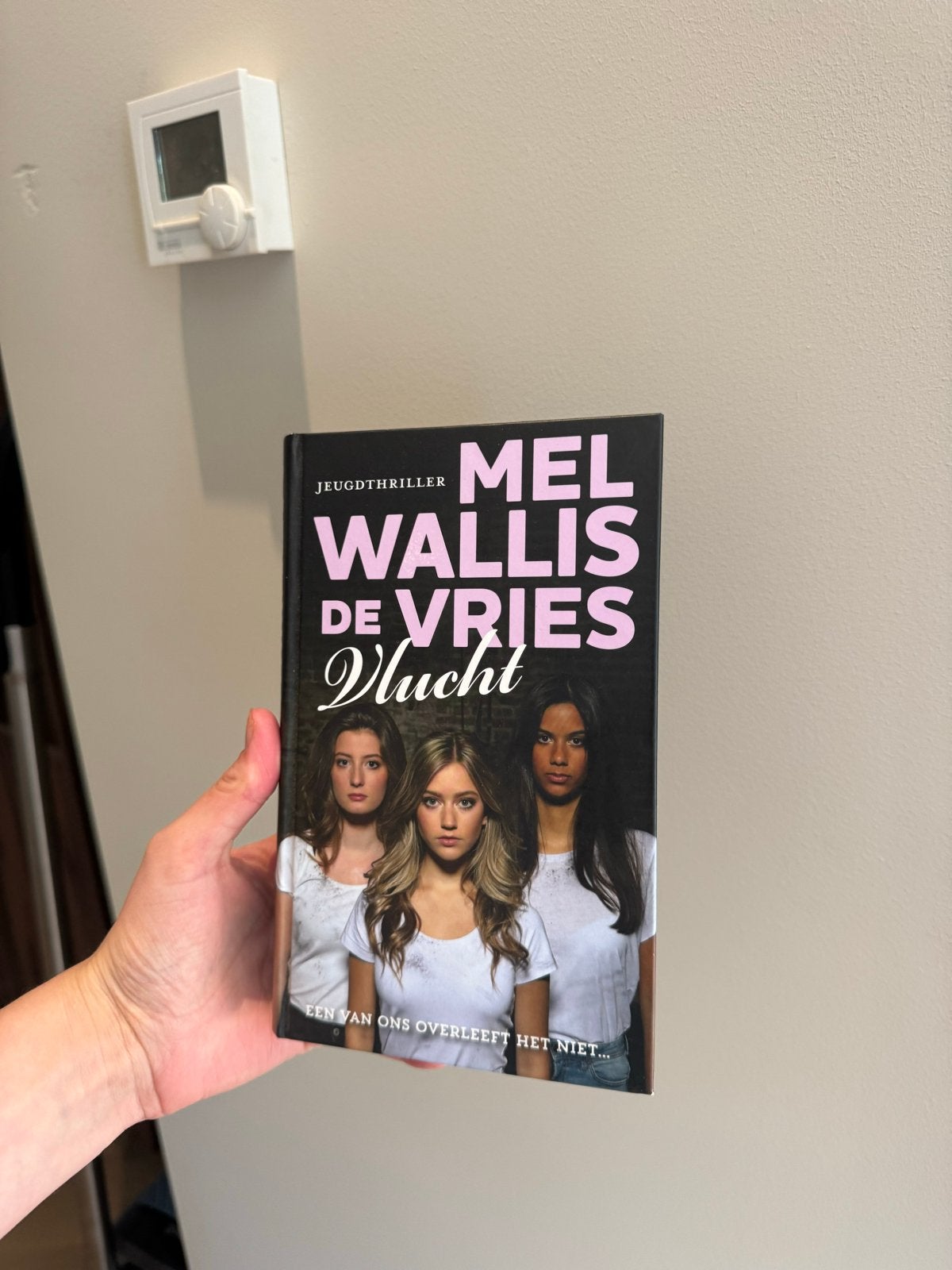 Jeugdthriller: Vlucht - Mel Wallis de Vries, Ophalen of Verzenden, Zo goed als nieuw, Nederland