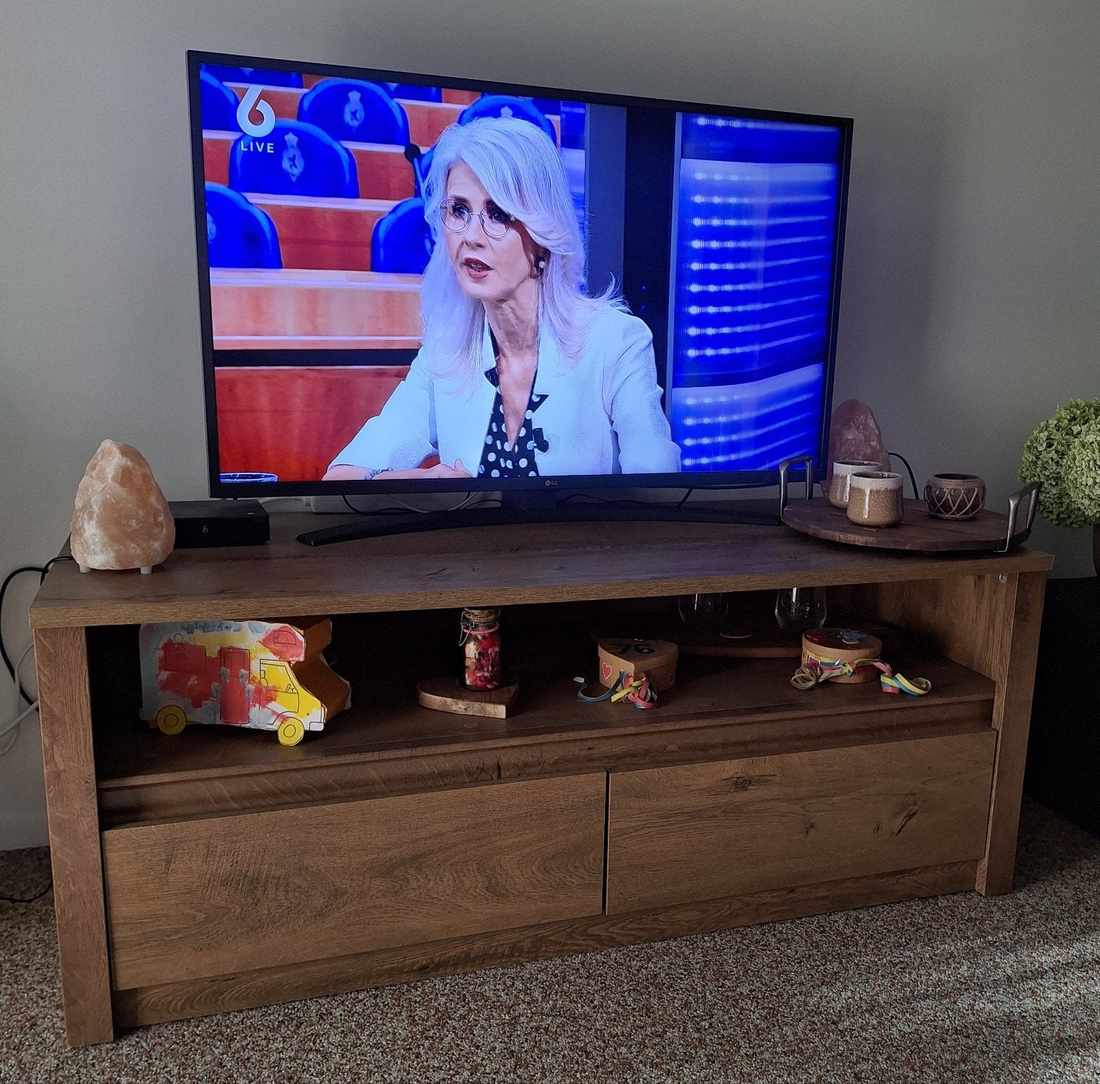 JYSK Vedde TV-kastje donker eiken, Ophalen, 100 tot 150 cm, Eikenhout, Zo goed als nieuw