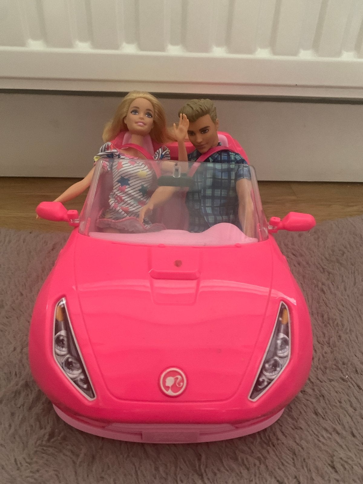 Barbie en Ken met roze cabriolet