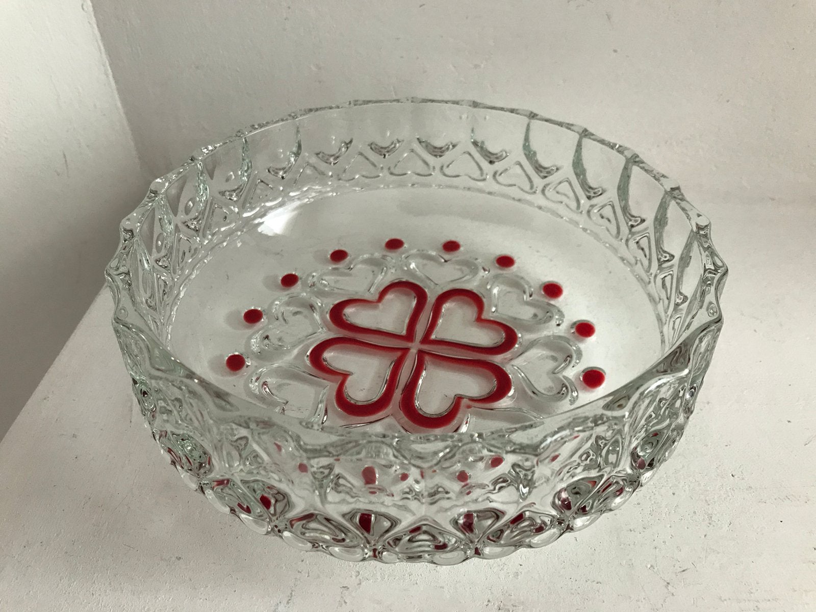 Kristallen schaal rond rode hartjes Walther glas Germany, Antiek en Kunst, Ophalen of Verzenden