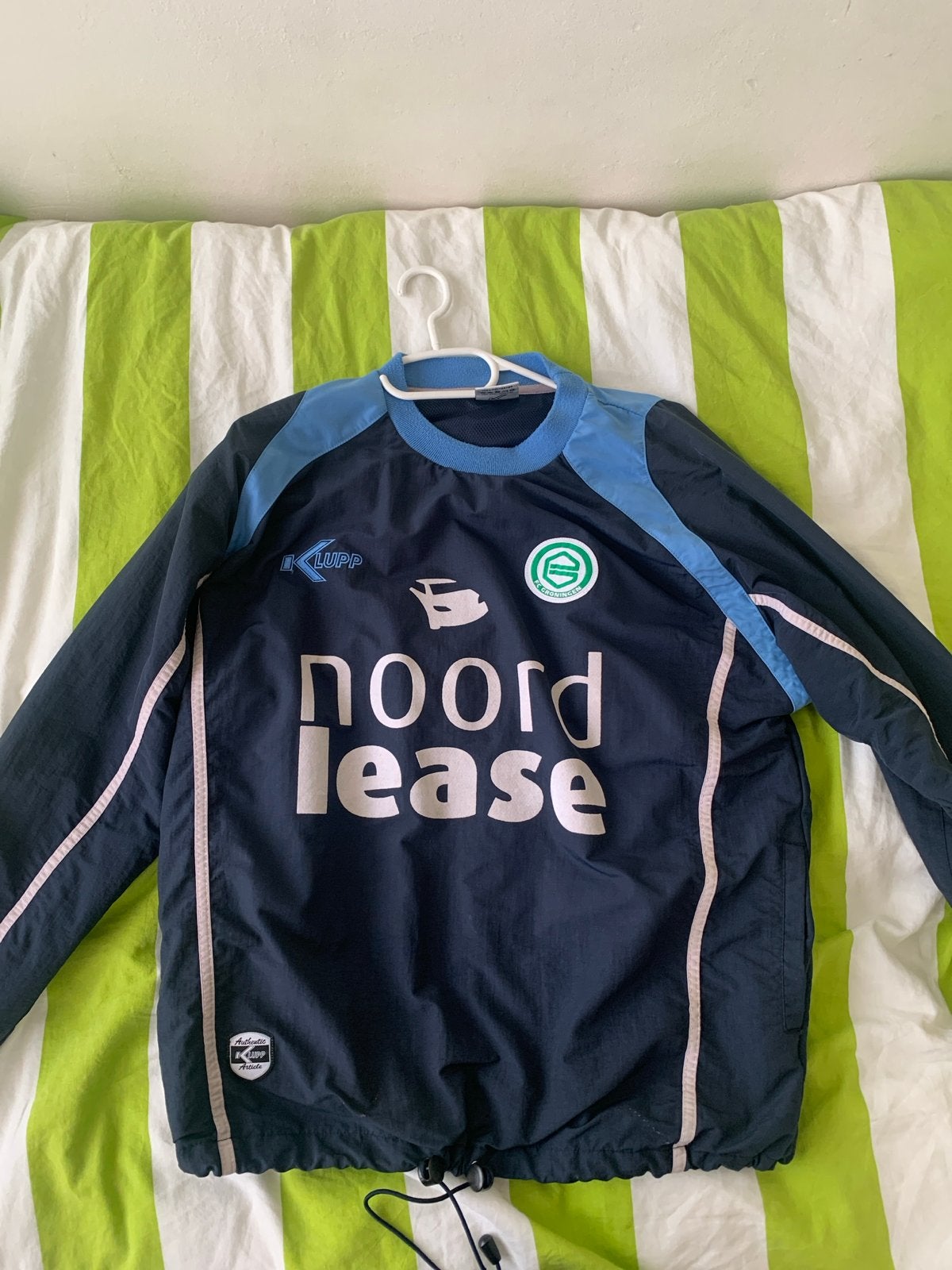 FC Groningen jasje - Zo goed als nieuw, Kleding | Heren, Ophalen, Zo goed als nieuw, Blauw, Voetbal