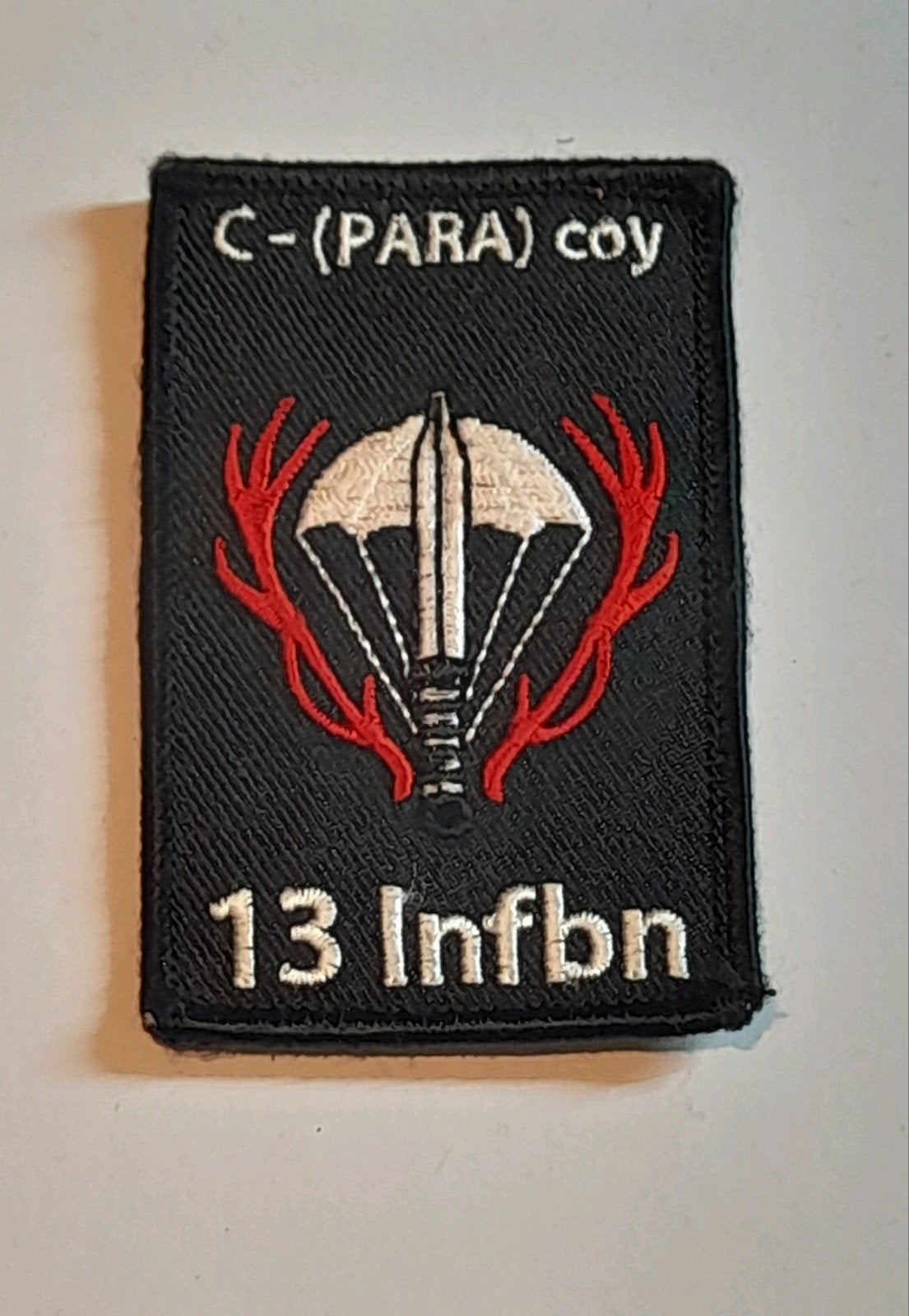 mouwembleem C PARA COY 13 INFBAT, Ophalen of Verzenden, Landmacht, Nederland, Embleem of Badge