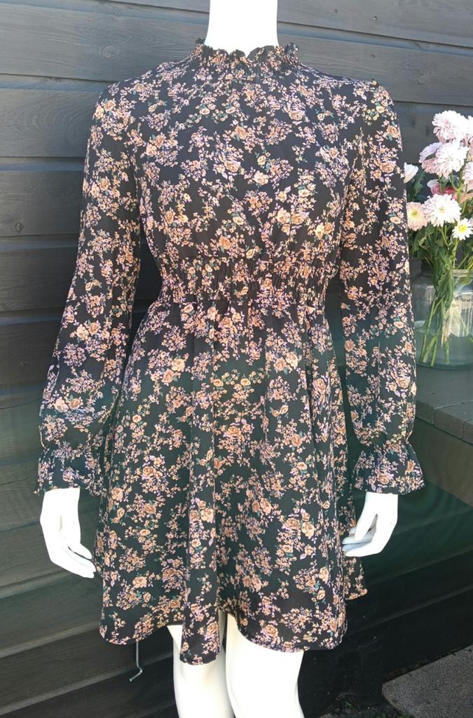 Leuke bloemen jurk, Maat 38/40 (M), Zwart, Ophalen of Verzenden, Zo goed als nieuw