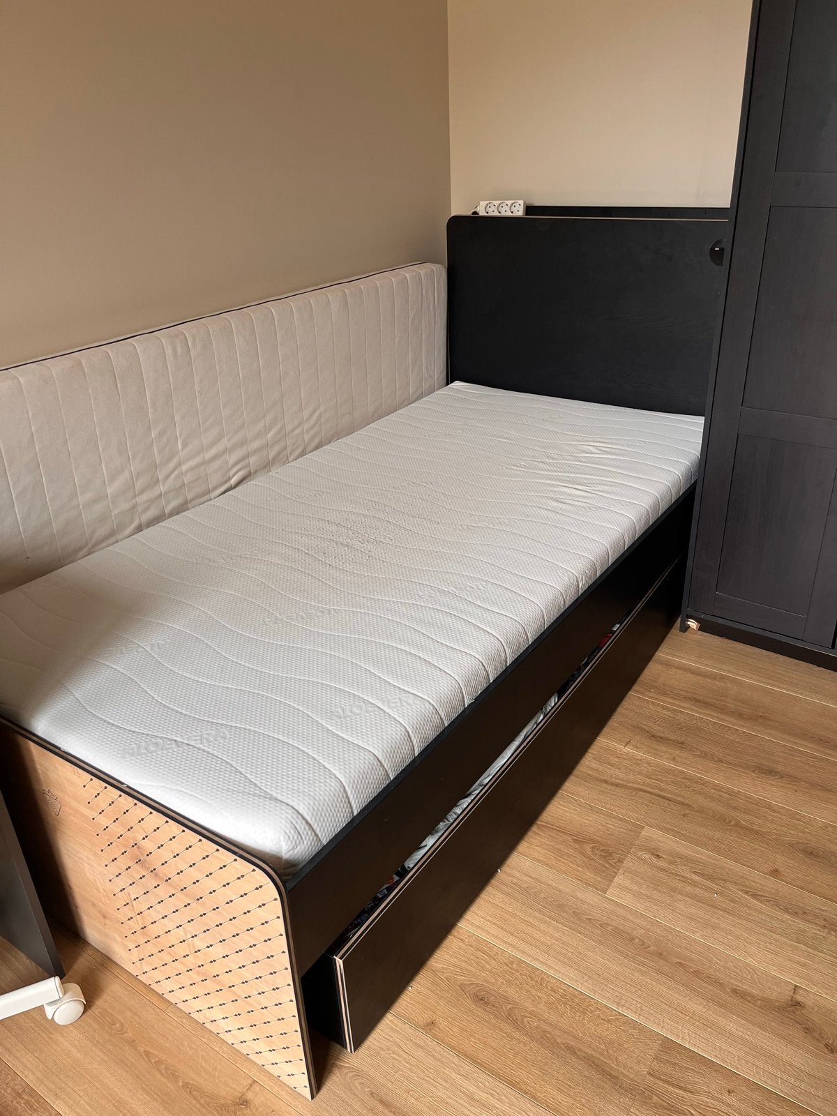 Eenpersoonsbed met opbergruimte en hoofdeinde, Ophalen, Eenpersoons, Zwart, Hout