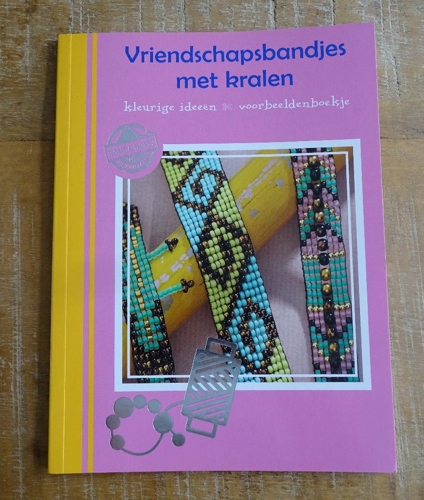 Vriendschapsbandjes met kralen - armbandjes maken - I. Moras, Boeken, Hobby en Vrije tijd, Verzenden, Zo goed als nieuw, Sieraden maken