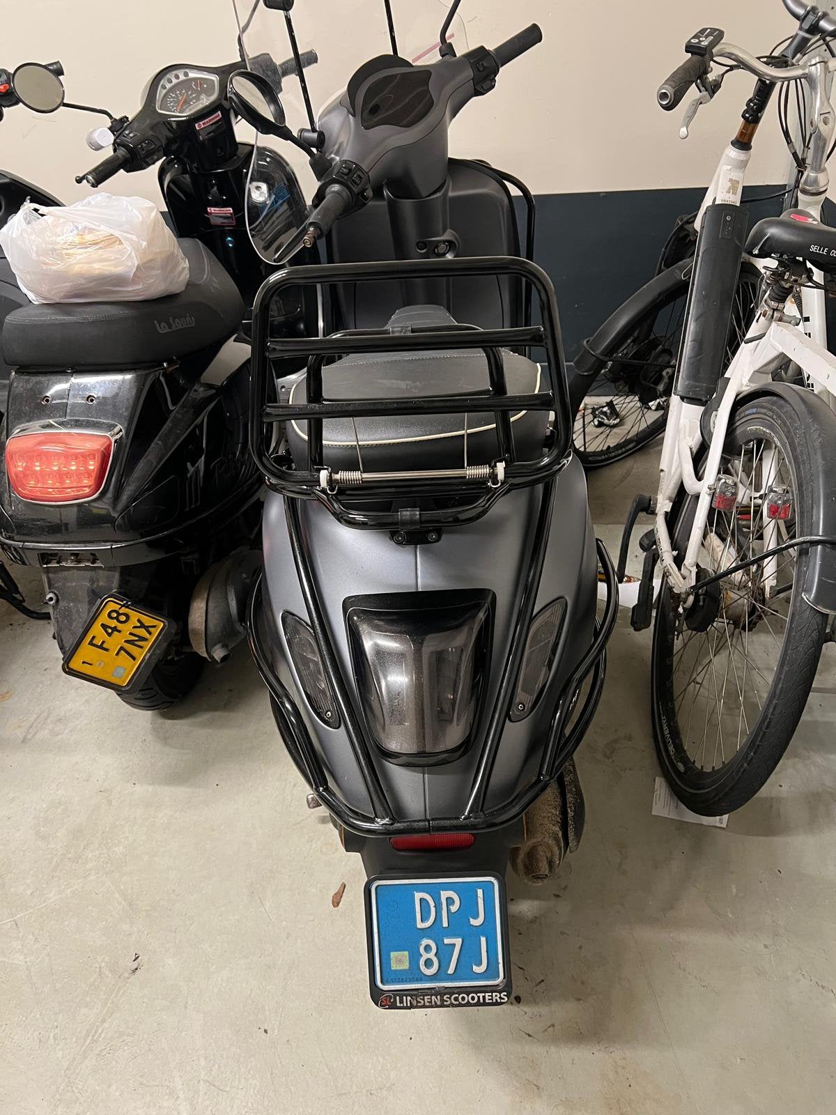 Vespa sprint grijs, Ophalen, Maximaal 45 km/u, Zo goed als nieuw