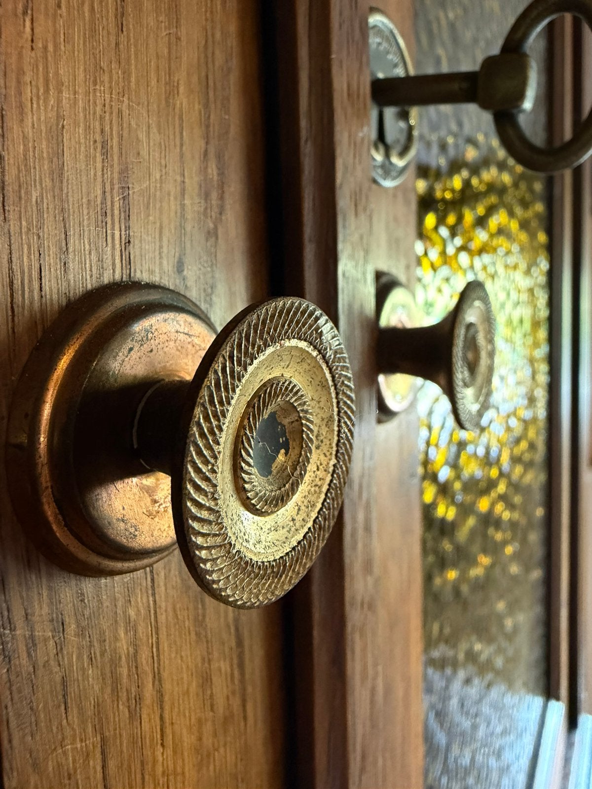Antieke houten buffetglas met origineel hamerslagglas, Huis en Inrichting, Kasten | Buffetkasten, Ophalen, Gebruikt, 200 cm of meer
