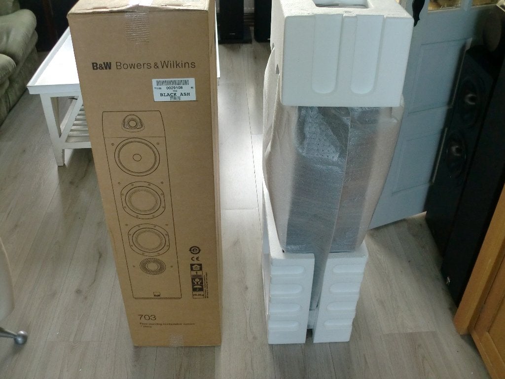 Bowers and Wilkins 703 B&W Made Engeland 1 Jaar garantie.