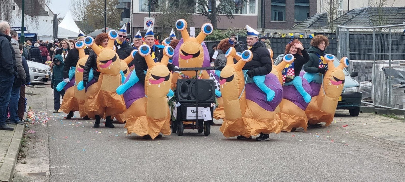 Complete loopgroep carnaval: 13 slakkenpakken met pompen, Ophalen, Zo goed als nieuw