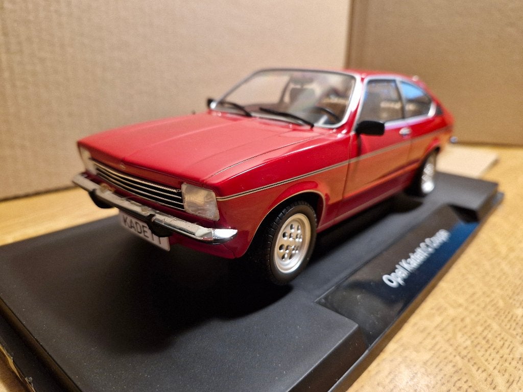 Opel Kadett C1 Coupe in het rood  1/18 MCZ, Hobby en Vrije tijd, Modelauto's | 1:18, Ophalen of Verzenden, Nieuw, Auto, Overige merken