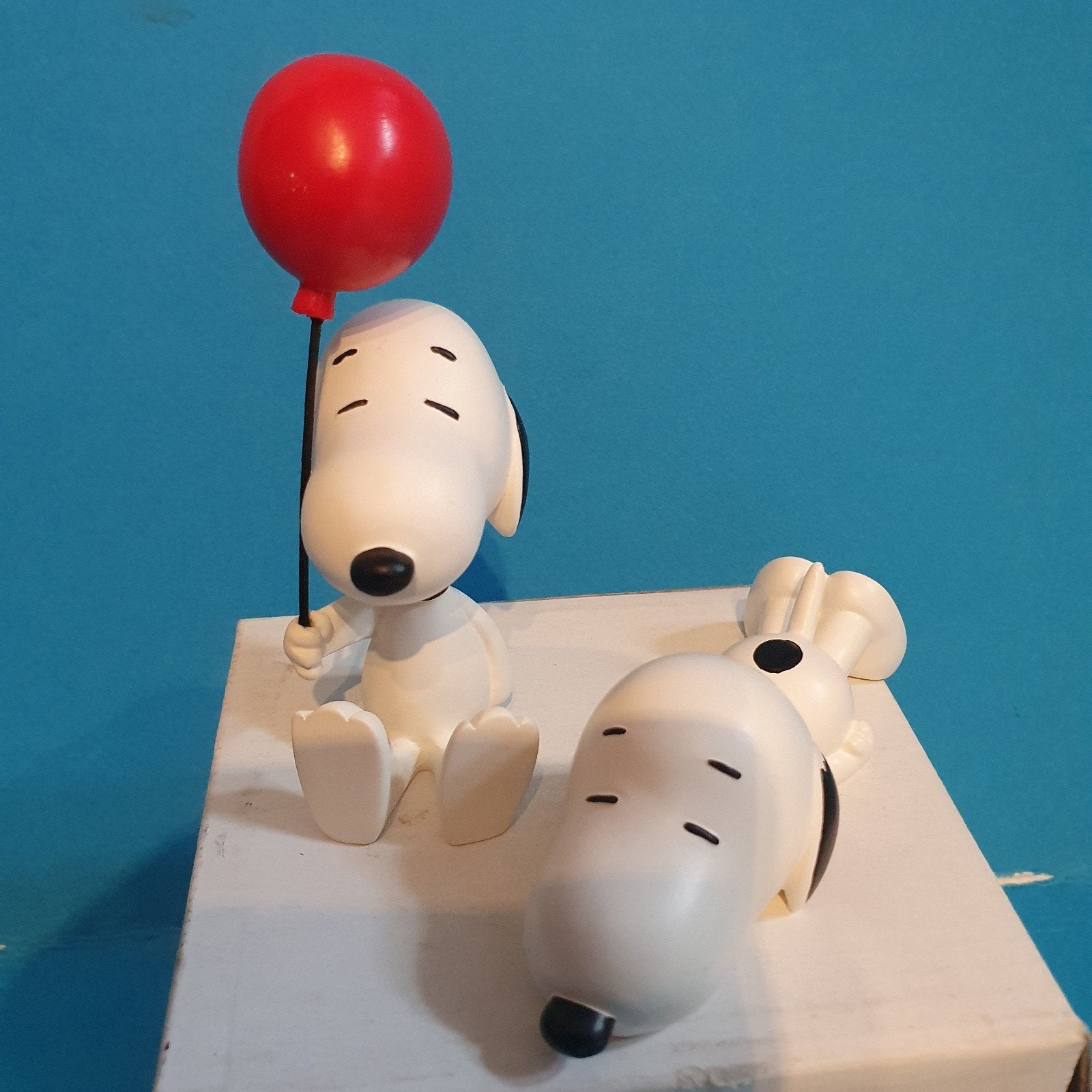Snoopy beeldje met rode ballon en liggende Snoopy, Ophalen of Verzenden, Zo goed als nieuw