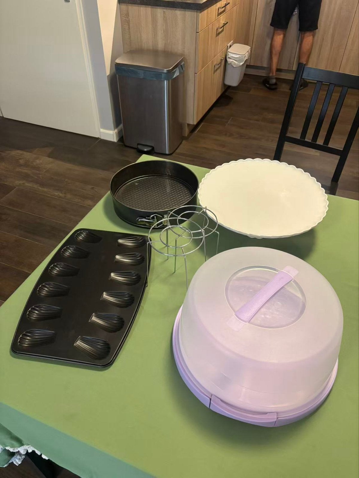Complete bakset – taartplateau, taartdoos & bakvormen – €10, Huis en Inrichting, Keuken | Keukenbenodigdheden, Ophalen, Steen/keramiek