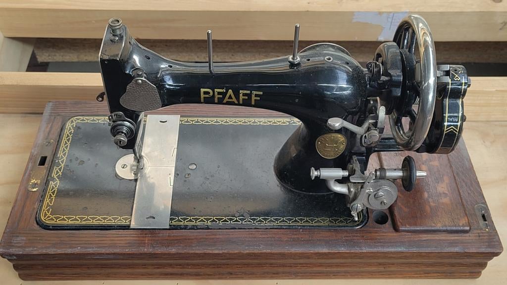 Pfaff antieke naaimachine met handaandrijving, Ophalen