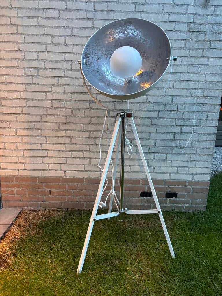 Te koop - staande lamp - driepoot - wit/zilver, Ophalen, Gebruikt, Metaal, 150 tot 200 cm