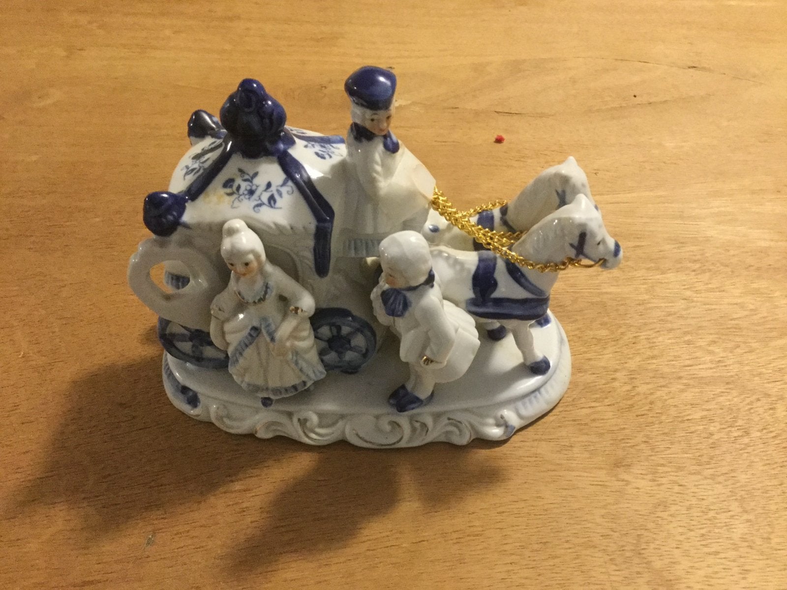 Delfts Blauw Porseleinen Koets met Paarden en Figuren, Antiek en Kunst, Ophalen