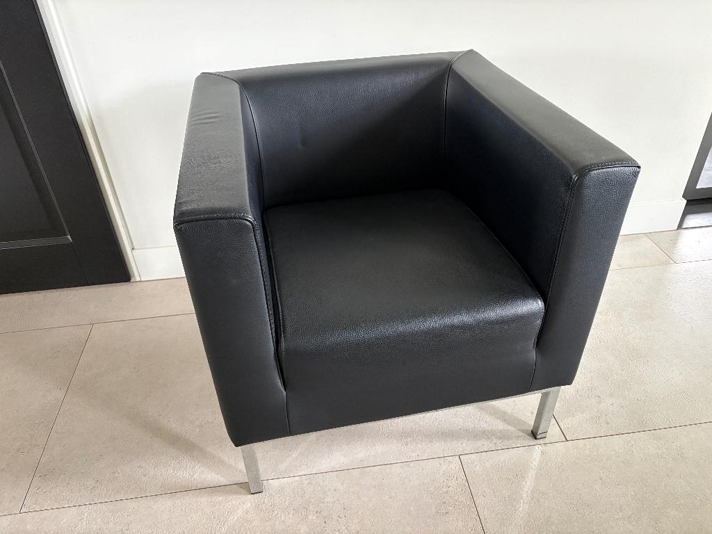 Giulio Marelli cubic fauteuil zwart leer + chromen poten, Huis en Inrichting, Fauteuils, Gebruikt, Leer, Overige materialen, 50 tot 75 cm