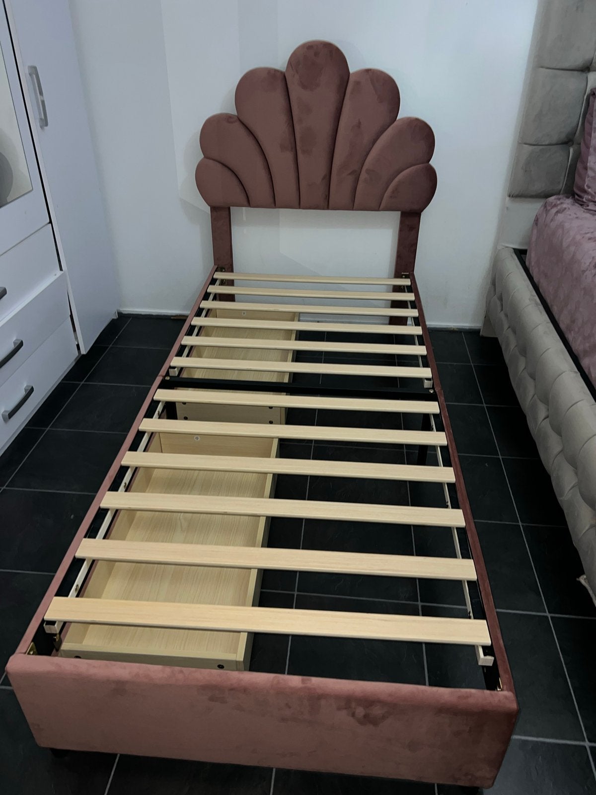 Nieuw eenpersoonsbed met opbergvakken - Roze fluweel, Ophalen, 90 cm, Nieuw, 200 cm