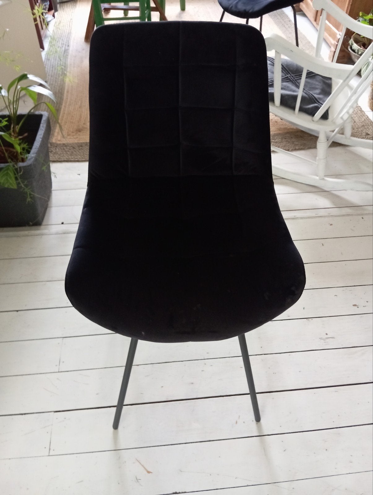 2 zwart fluwelen eetkamerstoelen, Huis en Inrichting, Stoelen, Ophalen, Zo goed als nieuw, Zwart, Eén