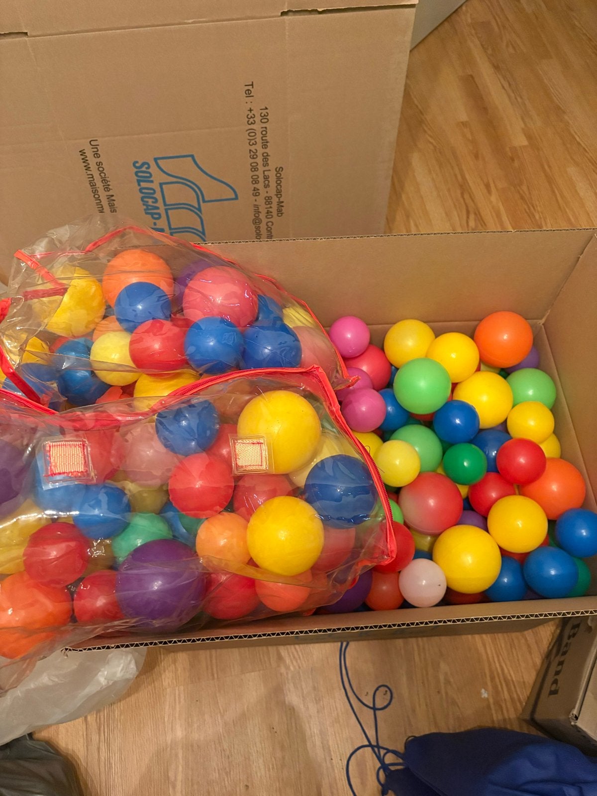 Grote doos vol met kleurrijke ballenbakballen, Kinderen en Baby's, Speelgoed | Overig, Ophalen, Gebruikt, Jongen of Meisje
