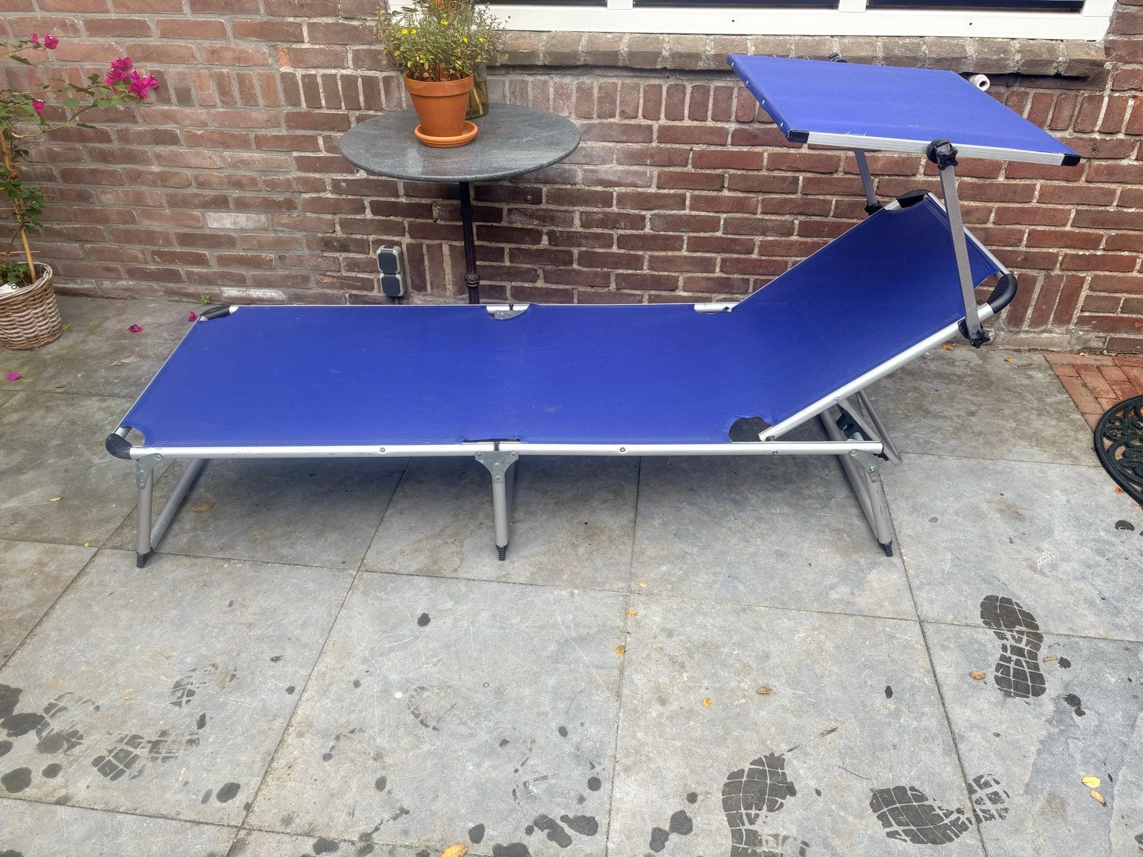 Blauw ligbed met zonnescherm