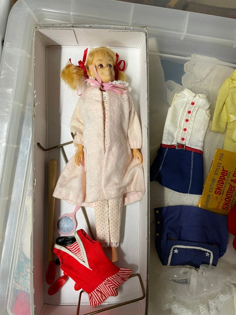 Mattel Barbie Scooter oud met diverse kleding., Ophalen of Verzenden, Gebruikt, Fashion Doll