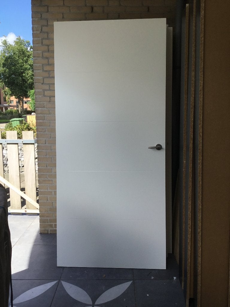 Moderne witte binnendeur met horizontale groeven, Ophalen, Gebruikt, 80 tot 100 cm, Binnendeur