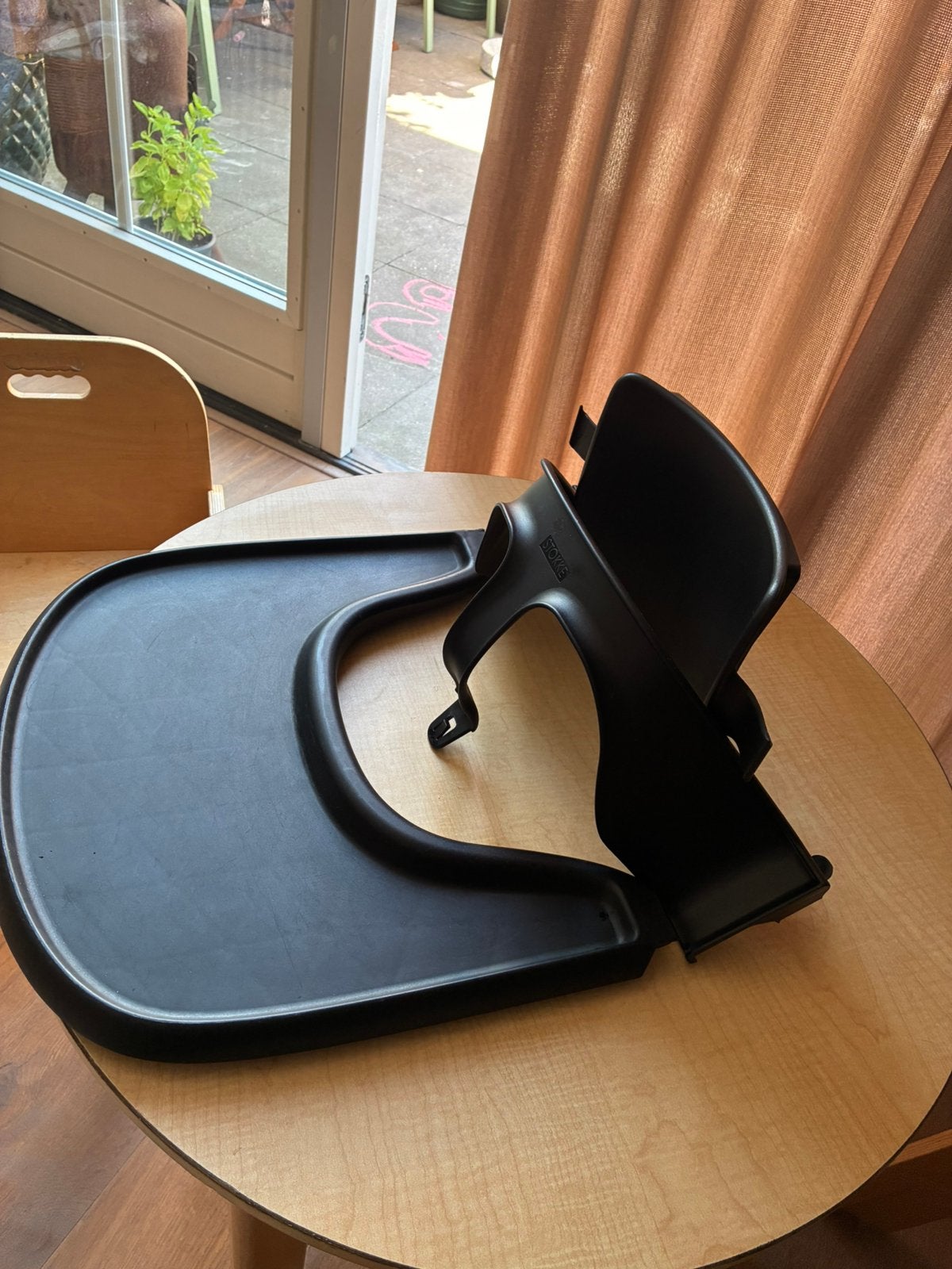 Stokke Tripp Trapp zitverkleiner en tafelblad, kleur zwart., Ophalen, Gebruikt, Meegroeistoel