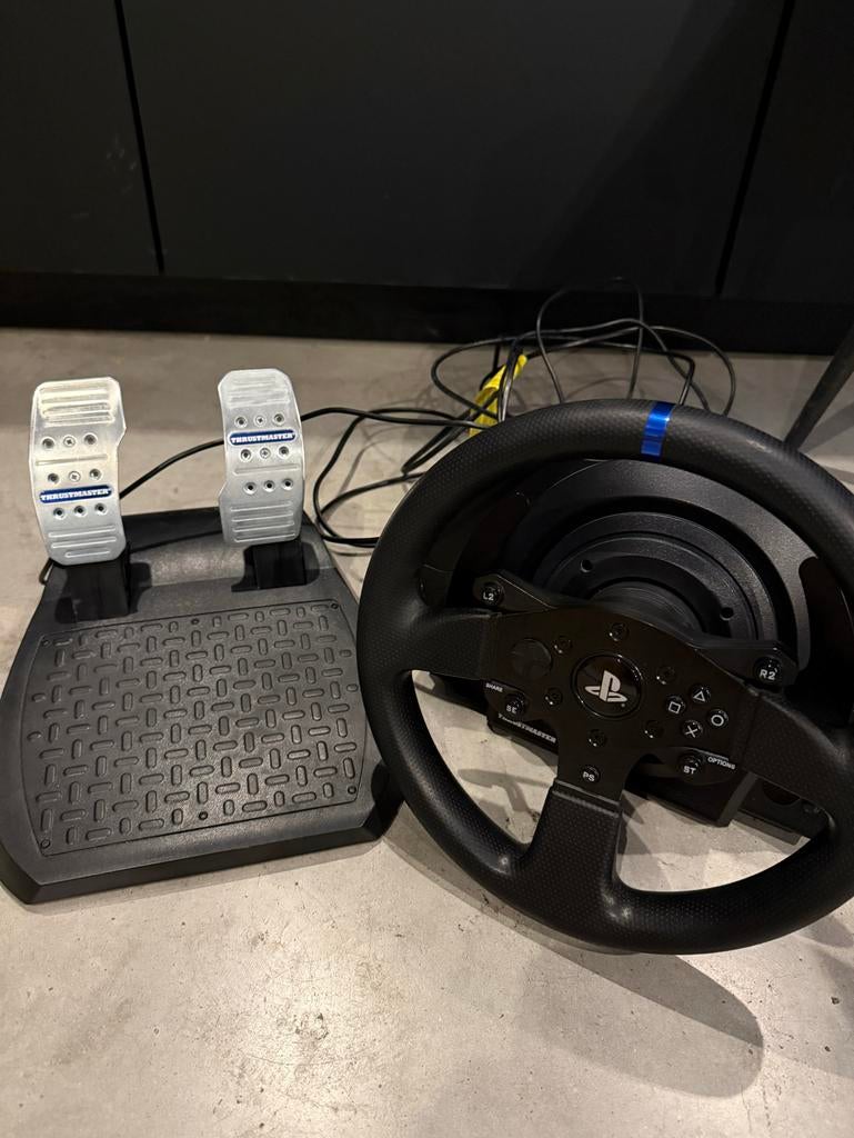 Thrustmaster T300 Racing Wheel met pedalen, Ophalen of Verzenden, Zo goed als nieuw, Stuur of Pedalen, PlayStation 4