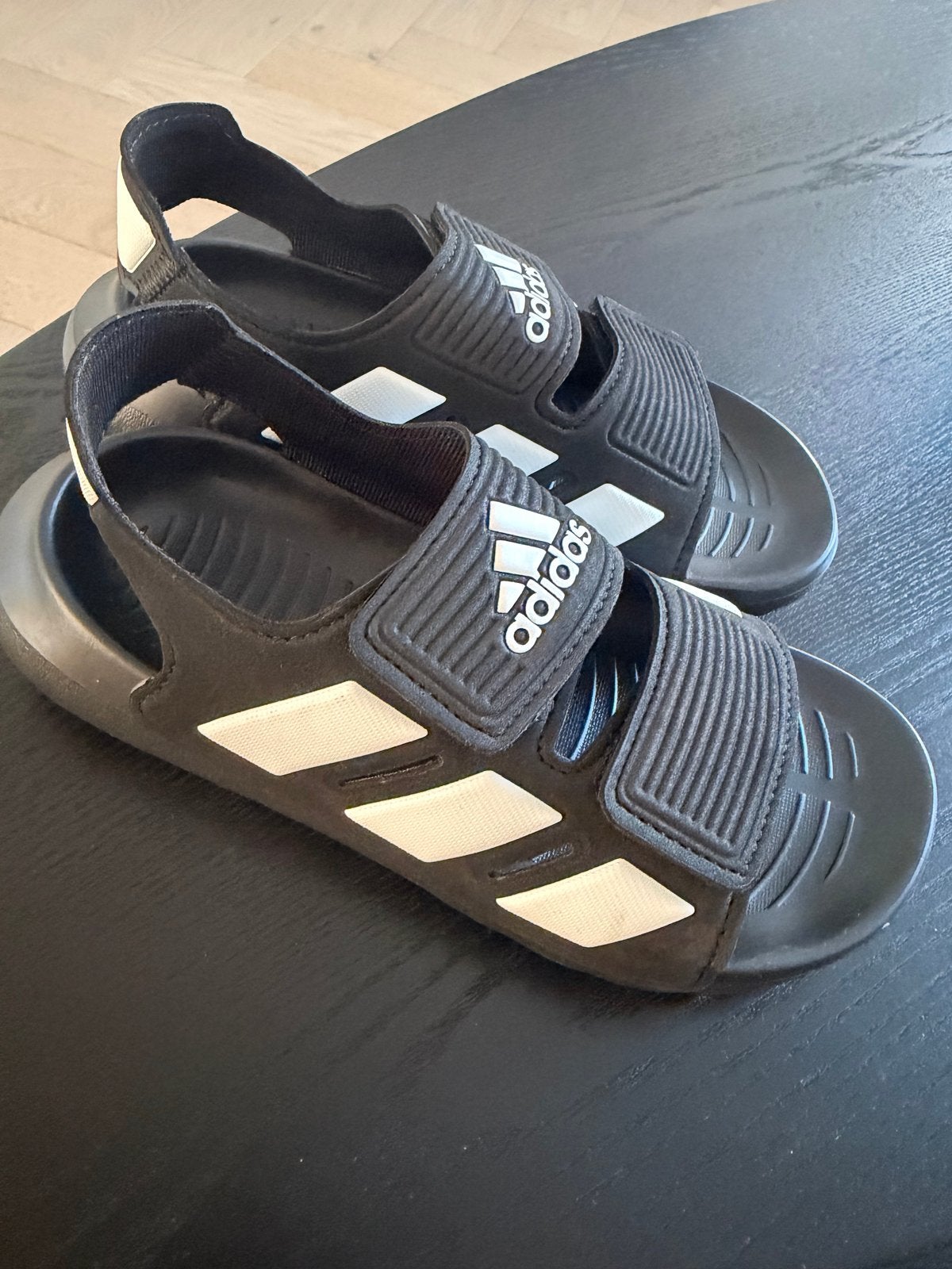 Nieuwe Adidas slippers (Adilette) maat 32, Ophalen of Verzenden, Nieuw, Jongen of Meisje