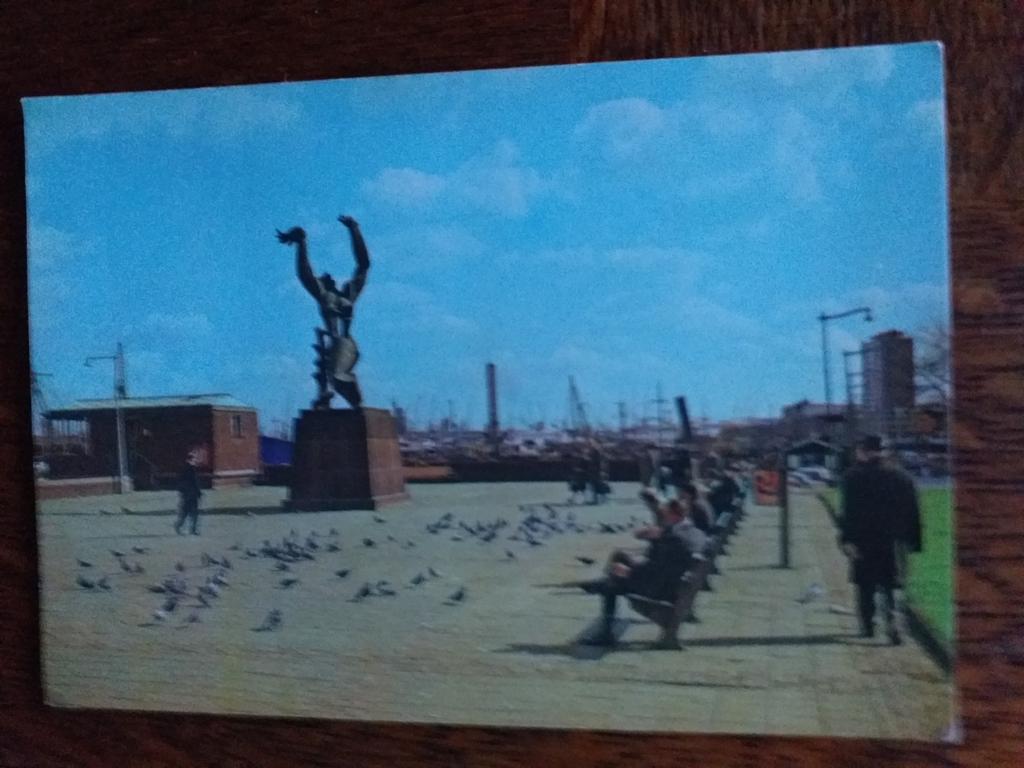 Rotterdam  - Monument De Verwoeste Stad van Zadkine, Verzamelen, Ansichtkaarten | Nederland, Verzenden, Ongelopen, Zuid-Holland