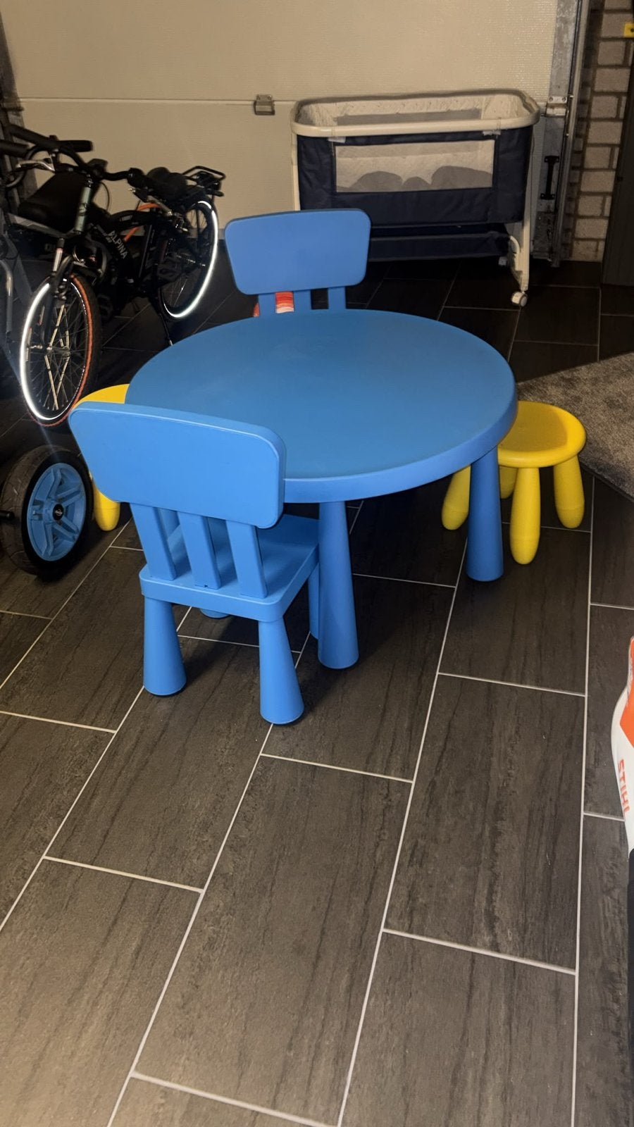 IKEA Mammut kindertafel met 2 stoelen en 2 krukjes, Ophalen, Gebruikt, Tafel(s) en Stoel(en)