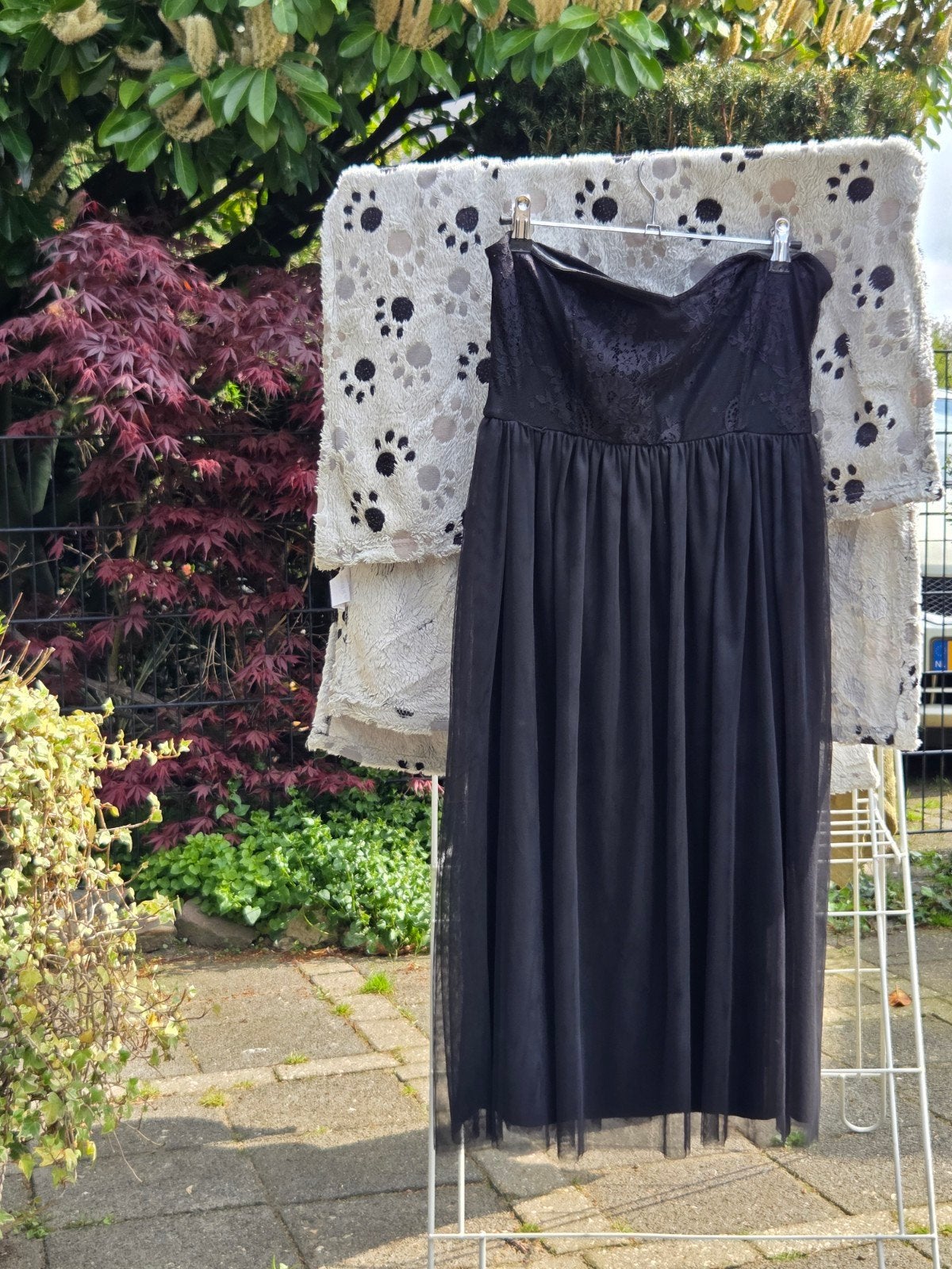 Zwarte strapless galajurk met kanten details, Verzenden, Zo goed als nieuw, Zwart, Onder de knie