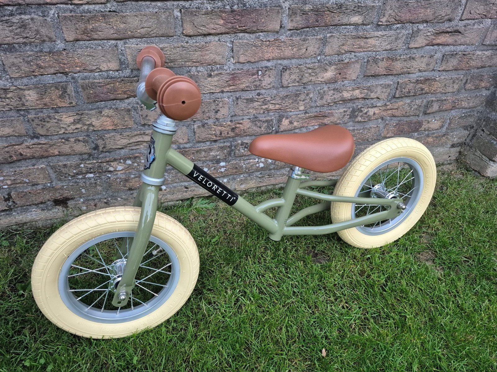 NIEUW Veloretti Mini 12 inch loopfiets 2 wieler Desert Moss, Ophalen, Terugtraprem, Veloretti, Nieuw