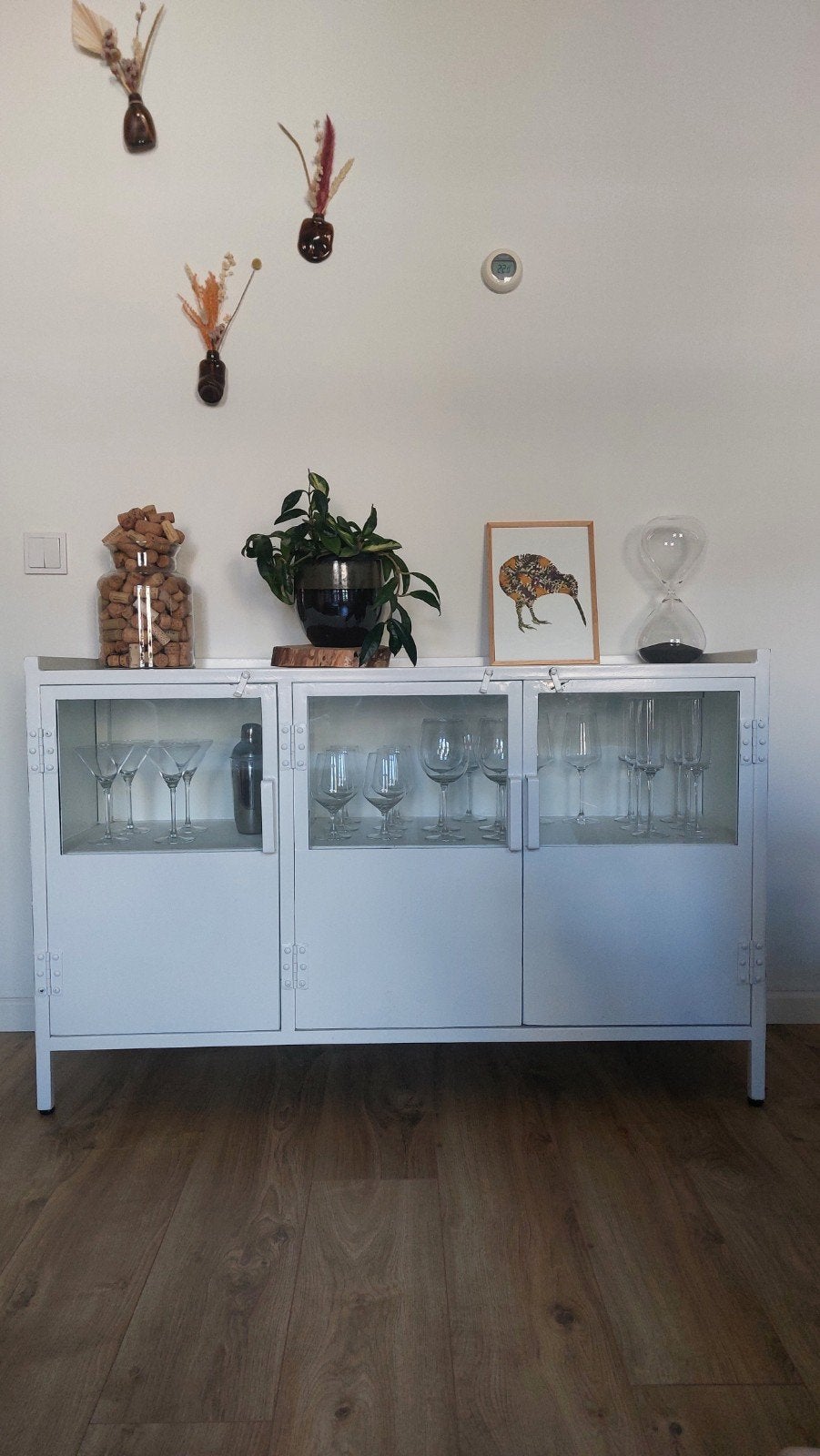 Wit metalen dressoir met glazen deuren, Huis en Inrichting, Ophalen, 100 tot 150 cm, Industrieel, Modern, Glas