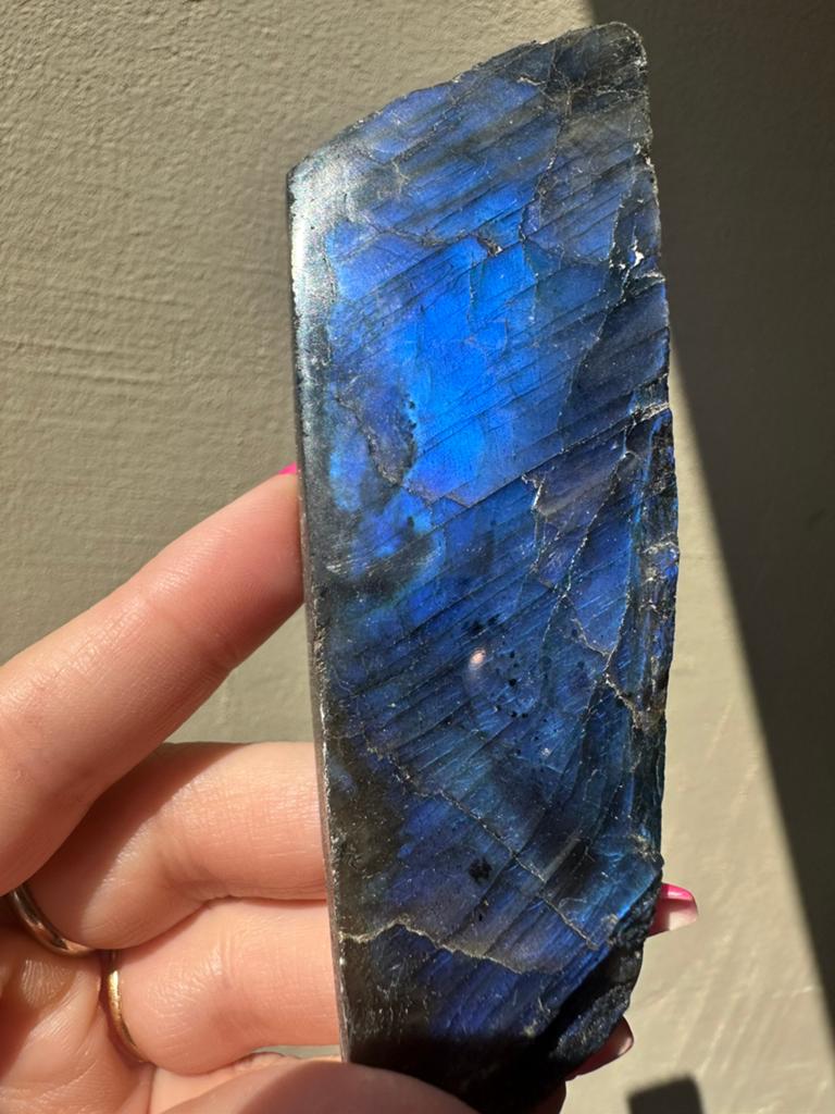 Diepblauwe flash; super mooie stuk half ruwe labradoriet, Verzamelen, Mineralen en Fossielen, Mineraal, Ophalen of Verzenden