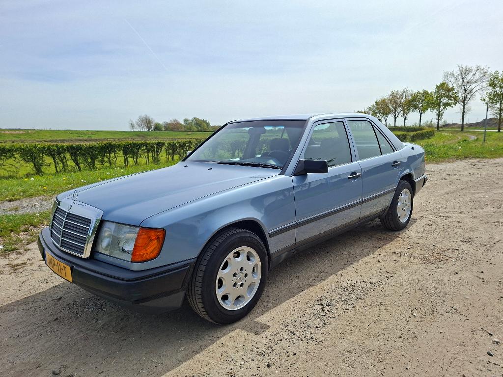 Mercedes-Benz W124 230E automaat, Auto's, Automaat, 4 cilinders, Blauw, 665 kg