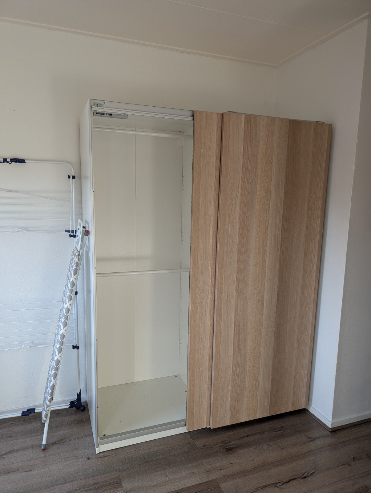 Foto 3 van Kledingkast met schuifdeuren
