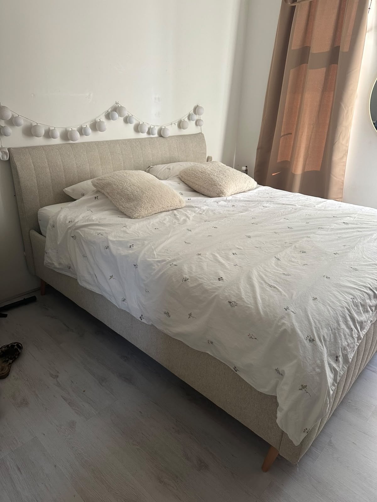 Stijlvol tweepersoonsbed met gestoffeerd hoofdbord, Ophalen, Beige, Tweepersoons, Zo goed als nieuw