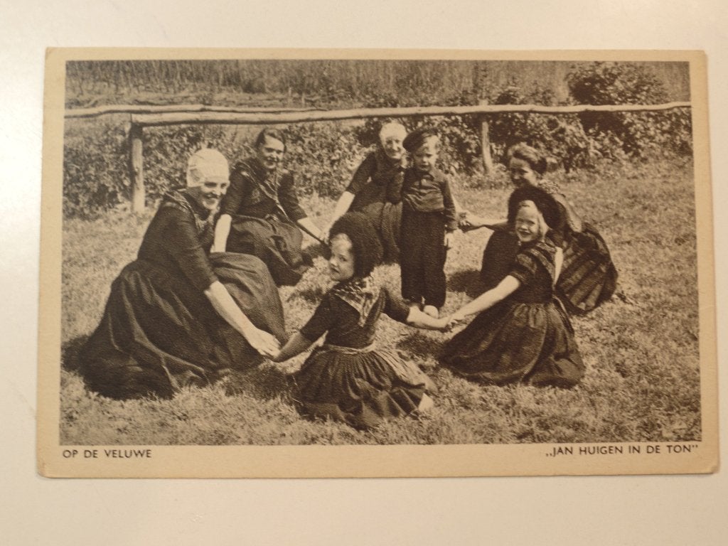 Op De Veluwe Klederdracht 7, Verzamelen, Ansichtkaarten | Nederland, Ophalen of Verzenden, 1940 tot 1960, Gelopen, Gelderland
